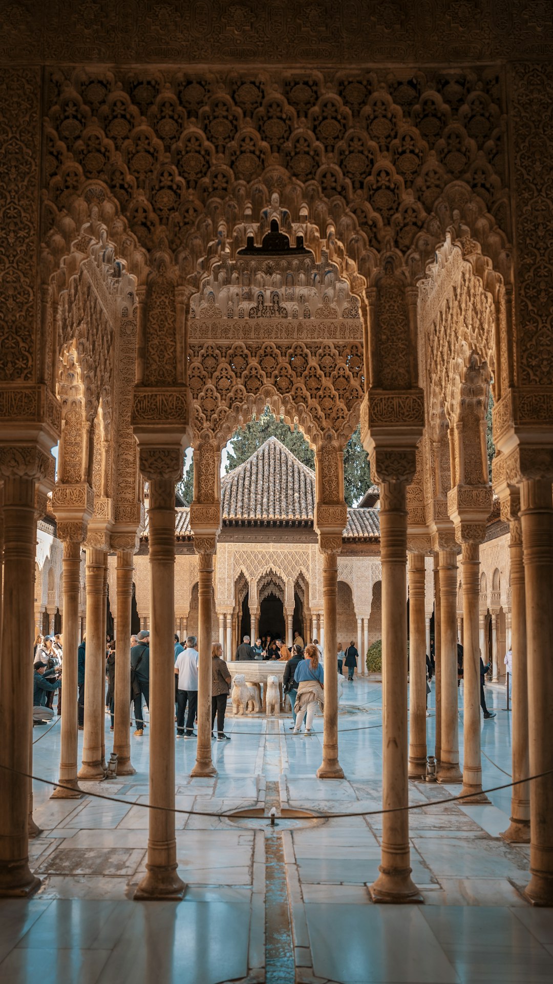 Løvegården i Alhambra med udskårne buer, slanke søjler og løvespringvandet