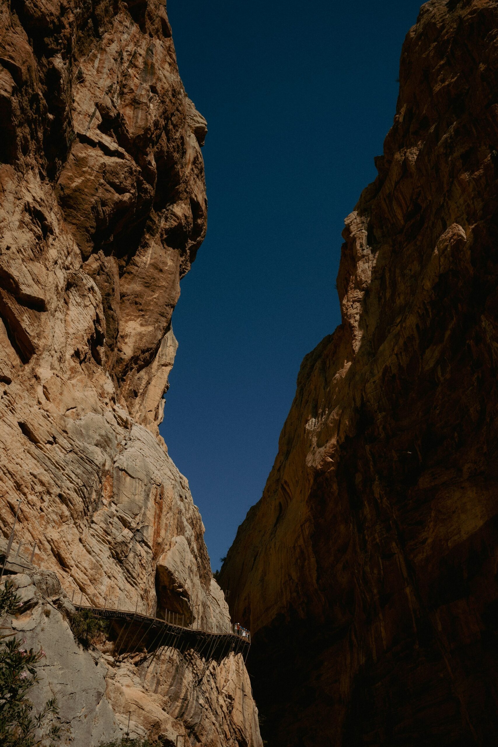 Den smalle gangsti af træ langs den stejle klippevæg på Caminito del Rey