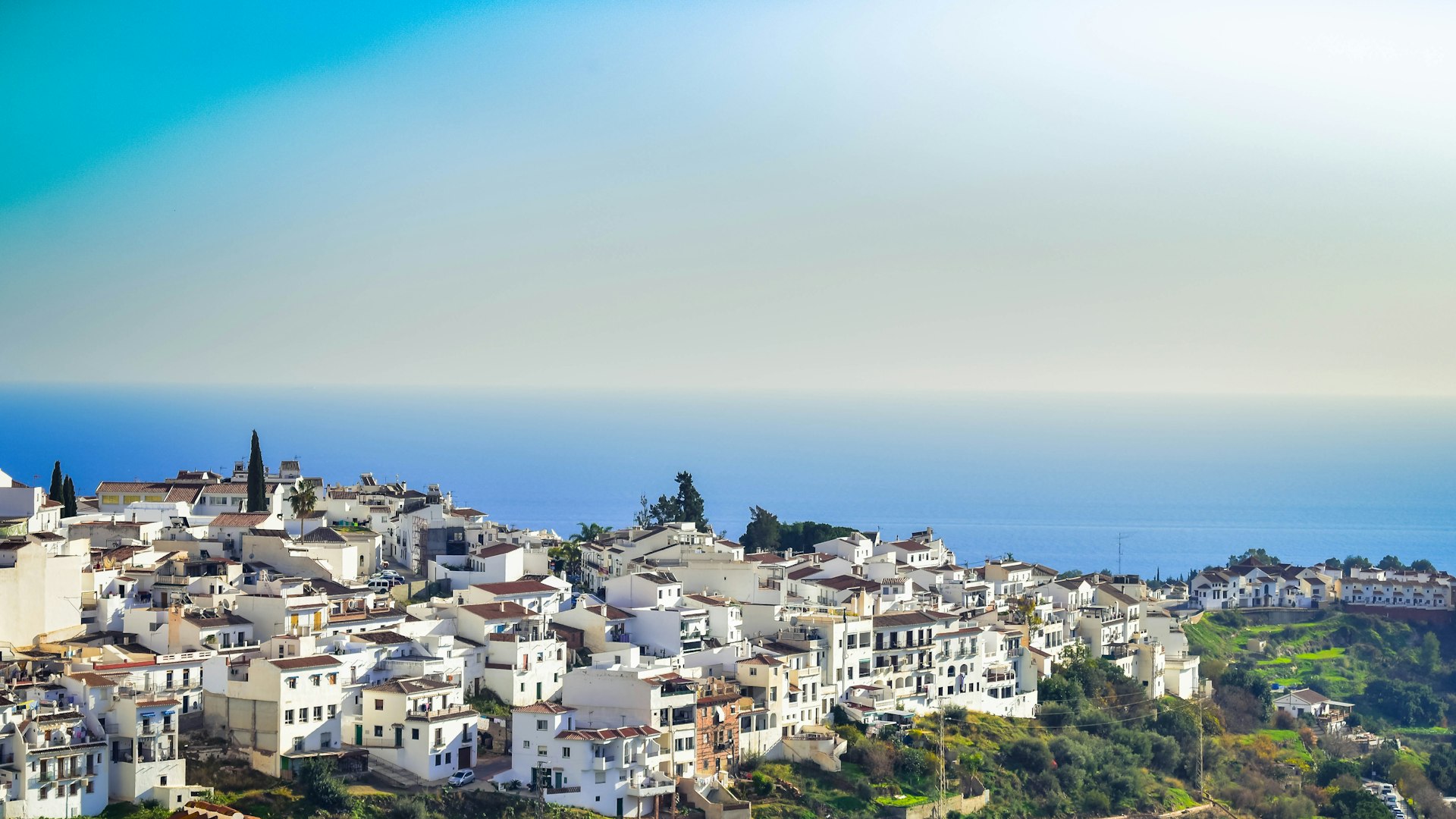 Frigiliana set på afstand med de hvide huse og Middelhavet i baggrunden
