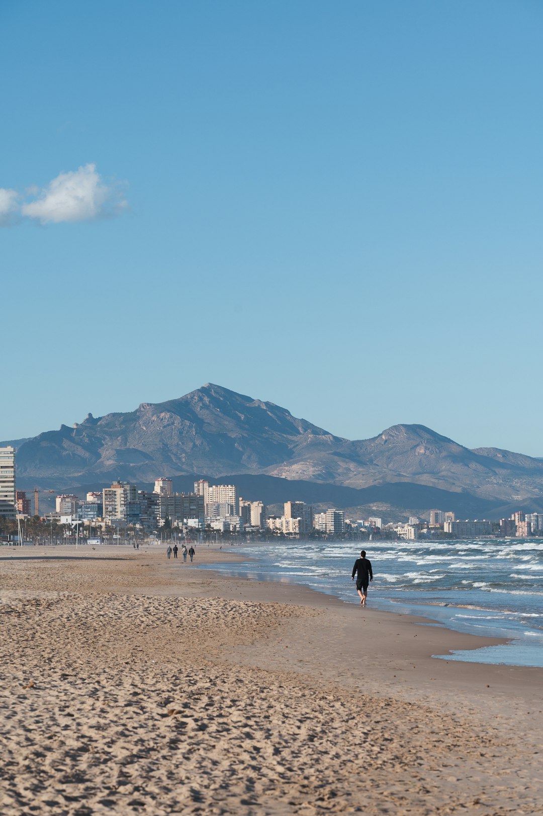 Lang, rolig sandstrand ved El Playazo i Nerja