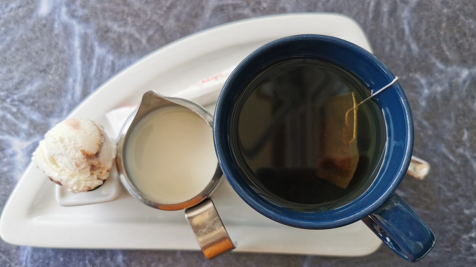 Te med mælk på en café