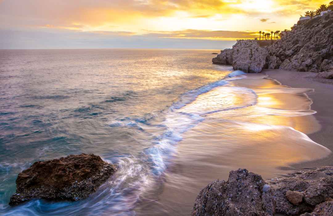 Playa de Carabeo, den skjulte klippestrand i Nerja