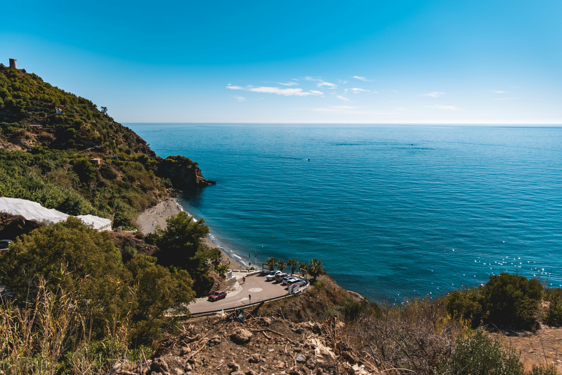 Playa de Maro med krystalklart vand og klipper