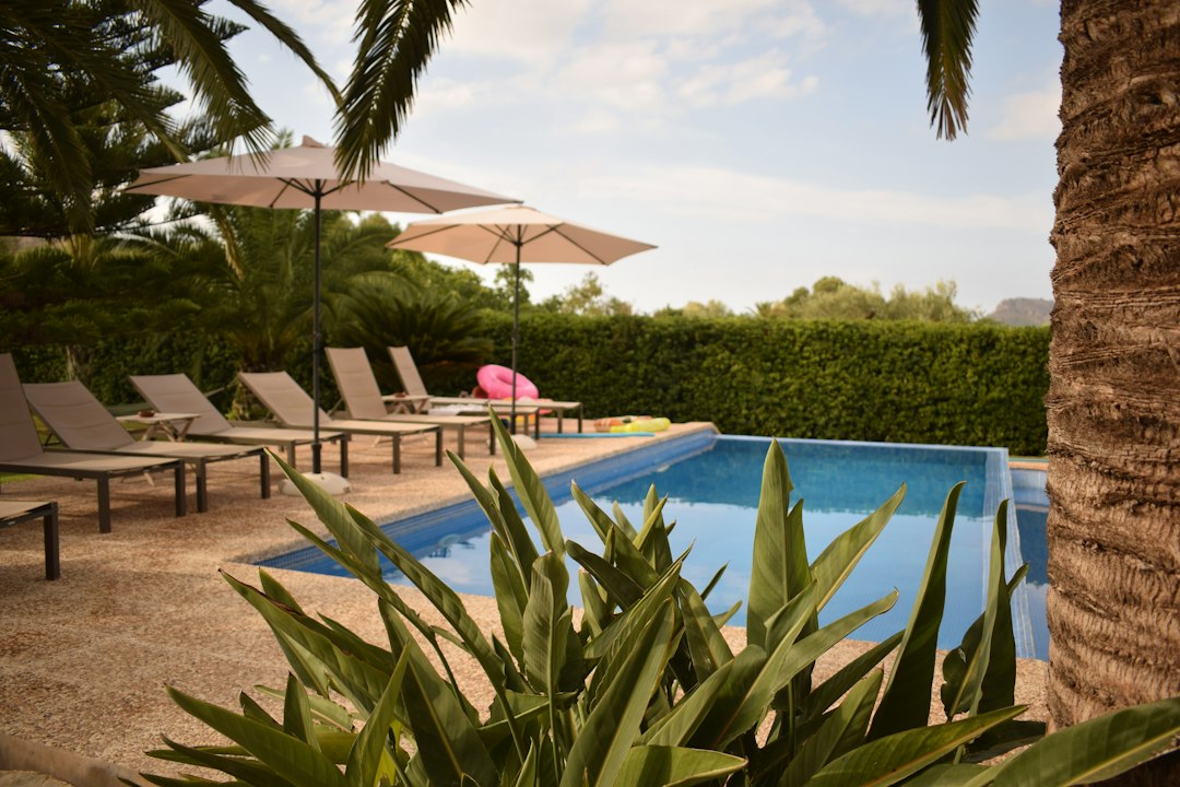 Pool og terrasse ved et hotel i Spanien