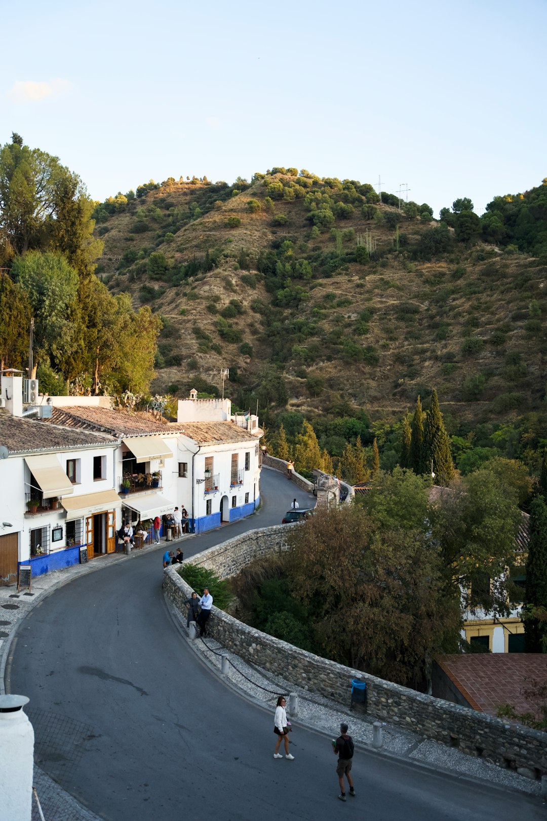 Snoet vej gennem hvid landsby i Andalusien