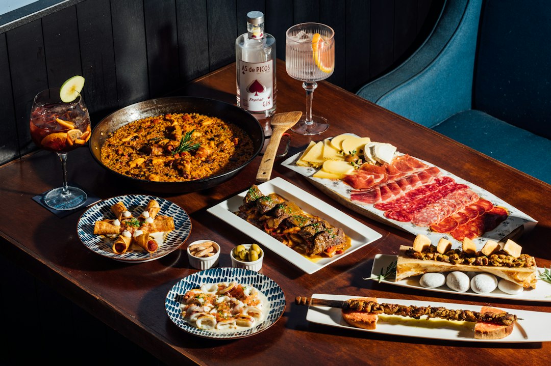 Spanske tapas på et bord