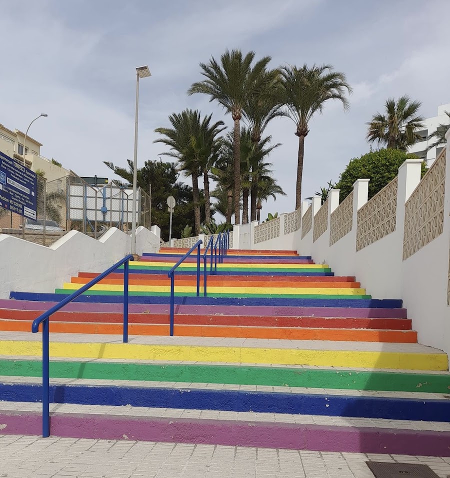 Den farverige regnbuetrappe med palmer ved Torrecilla i Nerja