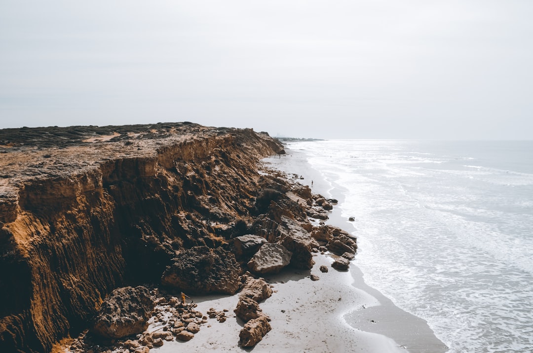 Uberørt naturstrand med klipper, ligesom Playa de las Alberquillas